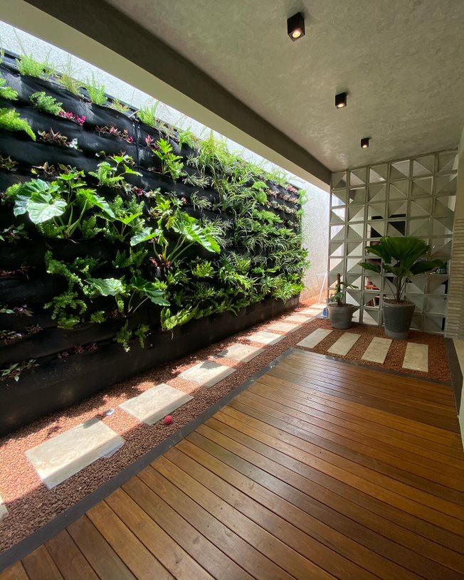 Jardim vertical sobre deck de madeira