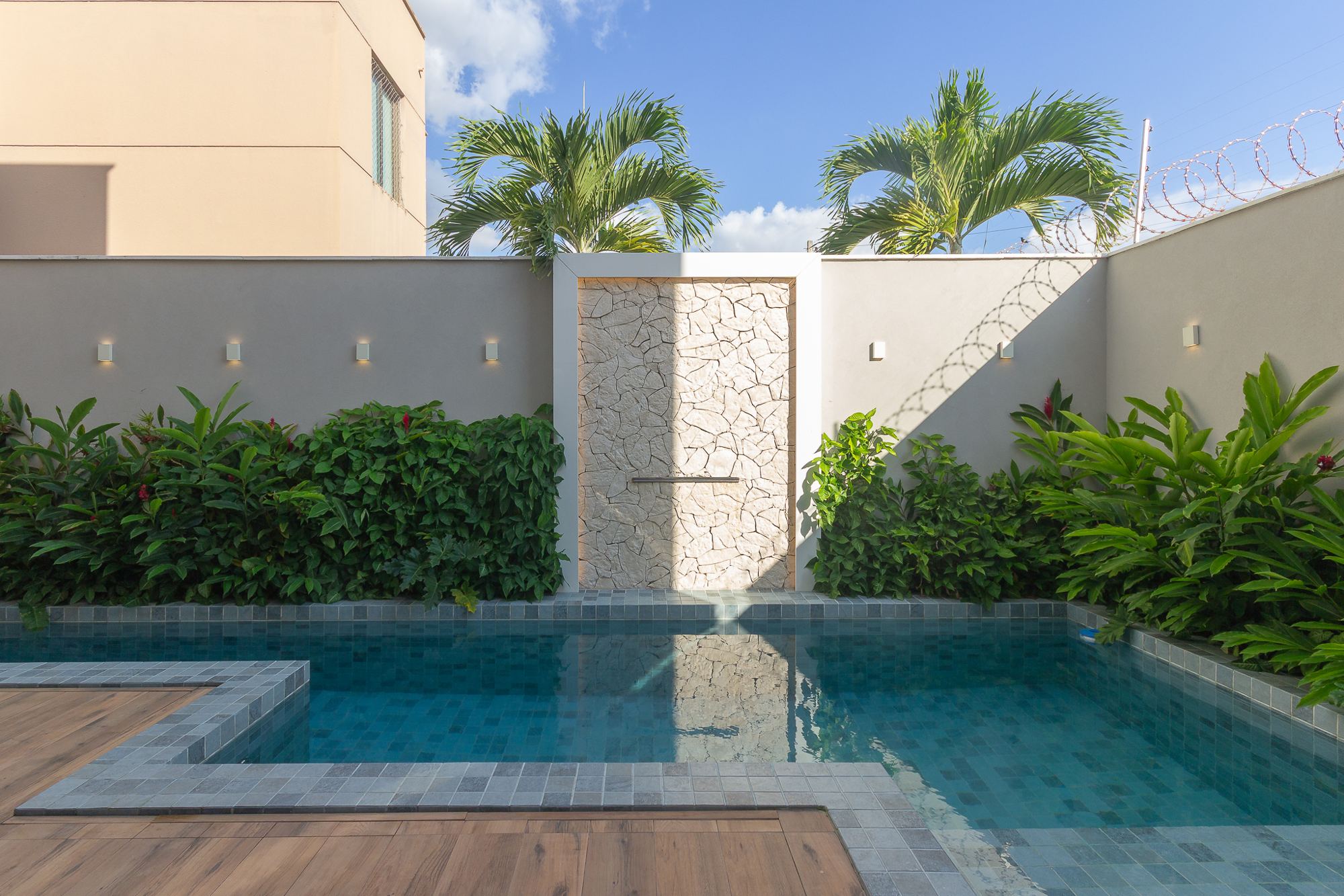 Piscina com jardim tropical em projeto residencial de Roberta Costa